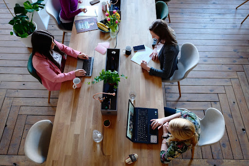 Femmes en train de travailler dans espace de coworking