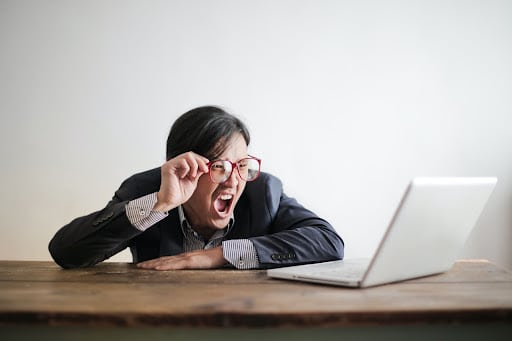 Homme énervé sur son ordinateur