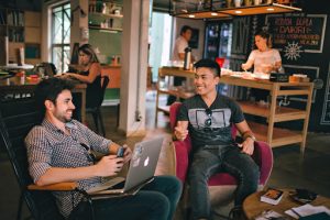 Deux personnes dans un espace coworking