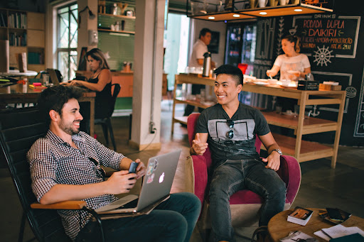 Deux personnes dans un espace coworking